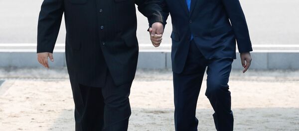 Лидеры Северной и Южной Корей Ким Чен Ын и Мун Чжэ Ин во время встречи в деревне Пханмунджом в демилитаризованной зоне, разделяющей две Кореи Лидеры Северной и Южной Корей Ким Чен Ын и Мун Чжэ Ин во время встречи в деревне Пханмунджом в демилитаризованной зоне, разделяющей две Кореи - Sputnik Afrique