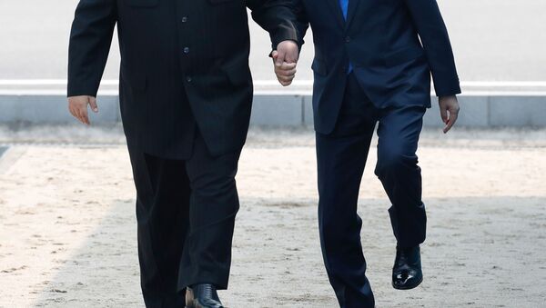 Лидеры Северной и Южной Корей Ким Чен Ын и Мун Чжэ Ин во время встречи в деревне Пханмунджом в демилитаризованной зоне, разделяющей две Кореи - Sputnik Afrique