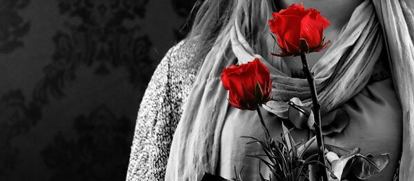 A young woman holding a rose A young woman holding a rose - Sputnik Afrique