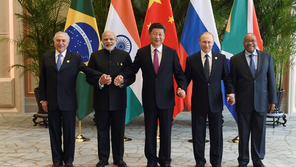 Chinese President Xi Jinping (C) takes a group photo with Indian Prime Minister Narendra Modi (2nd L), Brazil's President Michel Temer (L), Russian President Vladimir Putin (2nd R) and South Africa's President Jacob Zuma at the West Lake State Guest House ahead of G20 Summit in Hangzhou, Zhejiang province, China, September 4, 2016 - Sputnik Afrique