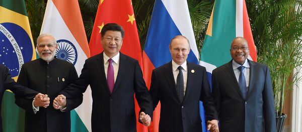 Chinese President Xi Jinping (C) takes a group photo with Indian Prime Minister Narendra Modi (2nd L), Brazil's President Michel Temer (L), Russian President Vladimir Putin (2nd R) and South Africa's President Jacob Zuma at the West Lake State Guest House ahead of G20 Summit in Hangzhou, Zhejiang province, China, September 4, 2016 - Sputnik Afrique
