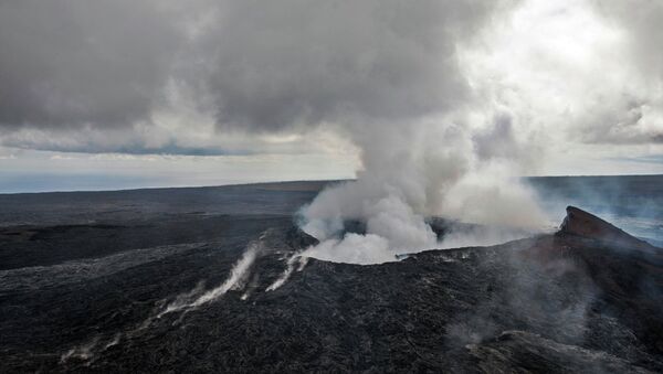 Smoke rises from the Pu'u O'o vent on the Kilauea Volcano October 29, 2014 on the Big Island of Hawaii - Sputnik Afrique