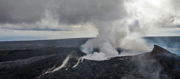 Smoke rises from the Pu'u O'o vent on the Kilauea Volcano October 29, 2014 on the Big Island of Hawaii - Sputnik Afrique