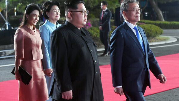 South Korean President Moon Jae-in, North Korean leader Kim Jong Un, Kim's wife Ri Sol Ju and Moon's wife Kim Jung-sook attend a farewell ceremony at the truce village of Panmunjom inside the demilitarized zone separating the two Koreas, South Korea, April 27, 2018 - Sputnik Afrique