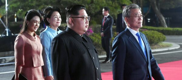 South Korean President Moon Jae-in, North Korean leader Kim Jong Un, Kim's wife Ri Sol Ju and Moon's wife Kim Jung-sook attend a farewell ceremony at the truce village of Panmunjom inside the demilitarized zone separating the two Koreas, South Korea, April 27, 2018 - Sputnik Afrique