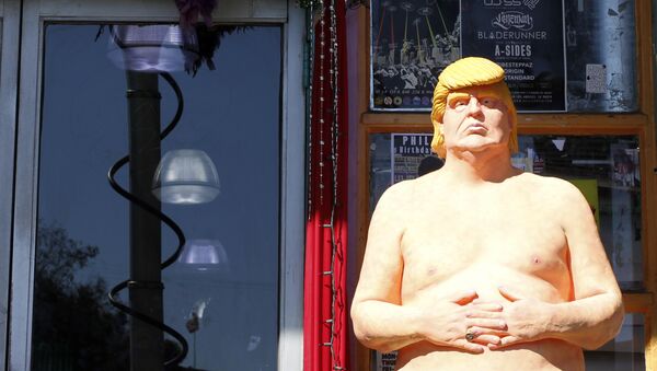 In this Aug. 18, 2016 photo, a statue of presidential hopeful Donald Trump is placed outside a shop in the Hollywood section of Los Angeles. - Sputnik Afrique