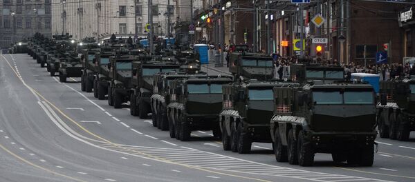 Des blindés participant à une opération nocturne du défilé de la Victoire - Sputnik Afrique