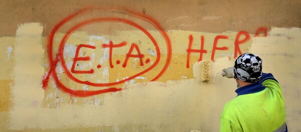 A municipal worker paints over graffiti reading ETA, The People Are With You in the Basque town of Guernica, Spain, October 21, 2011, the day after Basque separatist group ETA announced a definitive cessation of armed activity - Sputnik Afrique