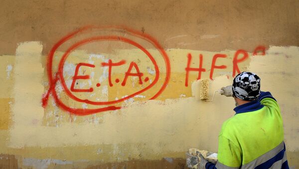 A municipal worker paints over graffiti reading ETA, The People Are With You in the Basque town of Guernica, Spain, October 21, 2011, the day after Basque separatist group ETA announced a definitive cessation of armed activity - Sputnik Afrique