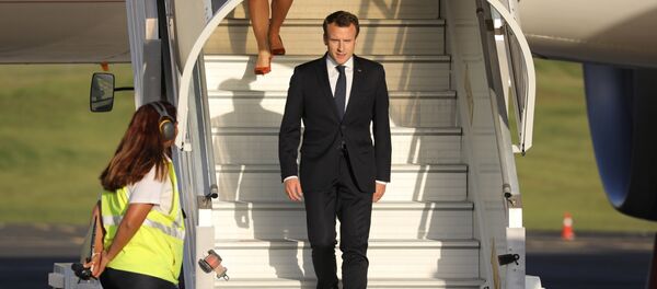 French president Emmanuel Macron walks down the stairs after disembarking from his plane on May 3, 2018, at the Tontouta airport in Noumea, on the French overseas territory of New Caledonia. - Sputnik Afrique