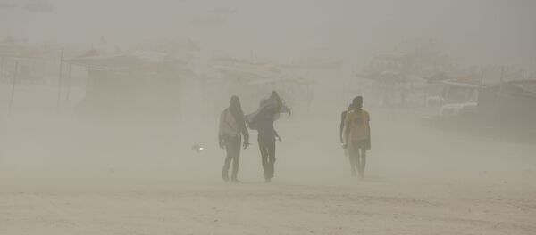 Indians walk on the banks of the river Ganges during a dust storm in Allahabad, India (File) - Sputnik Afrique