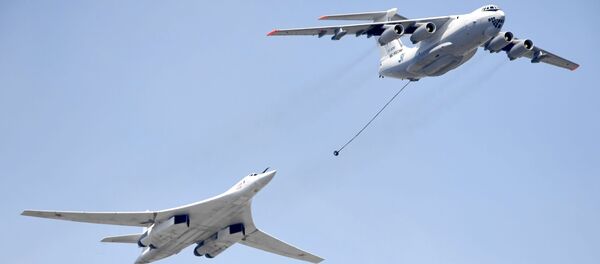 Самолет-заправщик Ил-78 и стратегический бомбардировщик-ракетоносец Ту-160 на репетиции воздушной части парада Победы в Москве - Sputnik Afrique