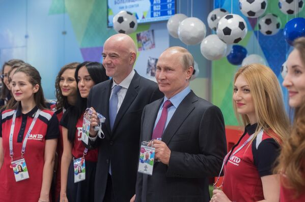 Poutine a reçu le passeport du supporter - Sputnik Afrique
