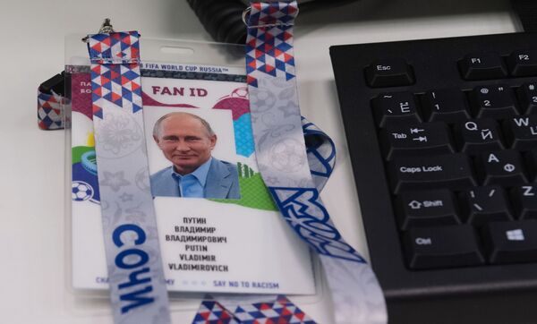 Poutine a reçu le passeport du supporter - Sputnik Afrique