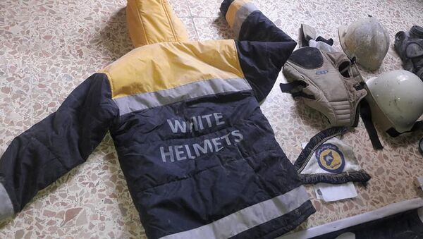 L'uniforme des Casques blancs trouvé lors de la perquisition du QG des terroristes dans la Ghouta orientale. - Sputnik Afrique