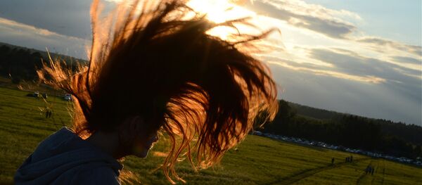 Une jeune fille aux cheveux longs - Sputnik Afrique