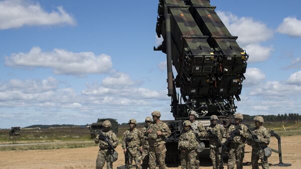 Members of US 10th Army Air and Missile Defense Command stands next to a Patriot surface-to-air missile battery during the NATO multinational ground based air defence units exercise Tobruq Legacy 2017 at the Siauliai airbase. (File) - Sputnik Afrique