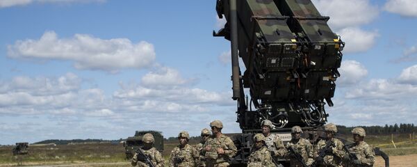 Members of US 10th Army Air and Missile Defense Command stands next to a Patriot surface-to-air missile battery during the NATO multinational ground based air defence units exercise Tobruq Legacy 2017 at the Siauliai airbase. (File) - Sputnik Afrique