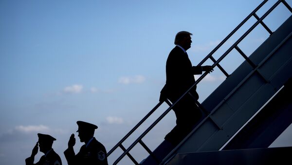 Donald Trump monte à bord d'un avion - Sputnik Afrique