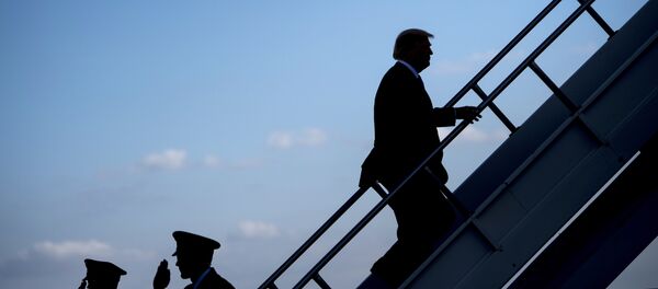 Donald Trump monte à bord d'un avion - Sputnik Afrique