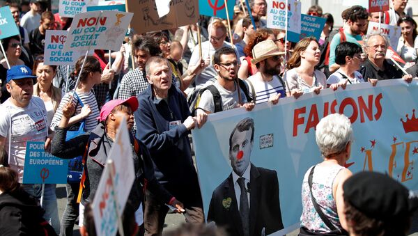 Demonstrators march during an anti-Macron festive protest called by far-left opposition France Insoumise (France Unbowed) political party two days ahead of the first anniversary of his election as President, in Paris, France, May 5, 2018 - Sputnik Afrique
