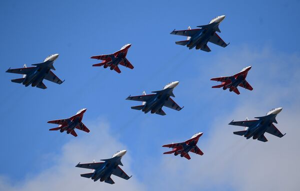 Neuf avions des groupes de voltige Striji et Rousskie Vitiazi en formation Diamant de Koubinka - Sputnik Afrique