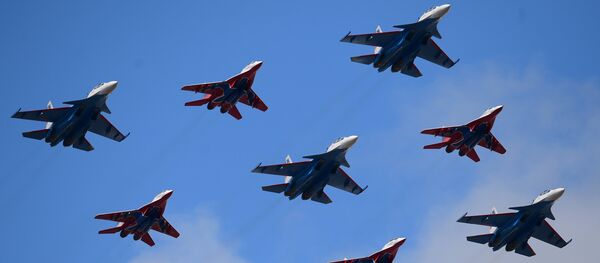 Neuf avions des groupes de voltige Striji et Rousskie Vitiazi en formation Diamant de Koubinka Neuf avions des groupes de voltige Striji et Rousskie Vitiazi en formation Diamant de Koubinka - Sputnik Afrique