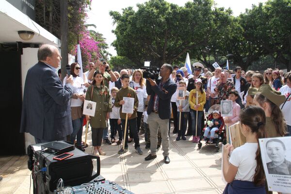 Karl Tikhaze, chargé d'affaires de la Russie au Maroc, devant le Régiment immortel - Sputnik Afrique