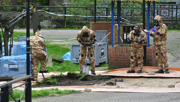 Military personnel dig near the area where Russian agent Sergei Skripal and his daughter Yulia were found on a park bench, in Salisbury, England, Tuesday April 24, 2018 - Sputnik Afrique