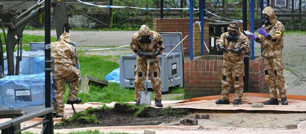 Military personnel dig near the area where Russian agent Sergei Skripal and his daughter Yulia were found on a park bench, in Salisbury, England, Tuesday April 24, 2018 - Sputnik Afrique