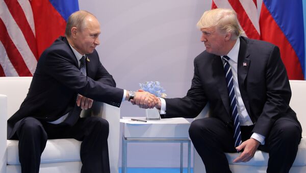 U.S. President Donald Trump shakes hands with Russia's President Vladimir Putin during their bilateral meeting at the G20 summit in Hamburg, Germany July 7, 2017 - Sputnik Afrique