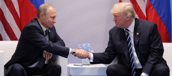 U.S. President Donald Trump shakes hands with Russia's President Vladimir Putin during their bilateral meeting at the G20 summit in Hamburg, Germany July 7, 2017 - Sputnik Afrique