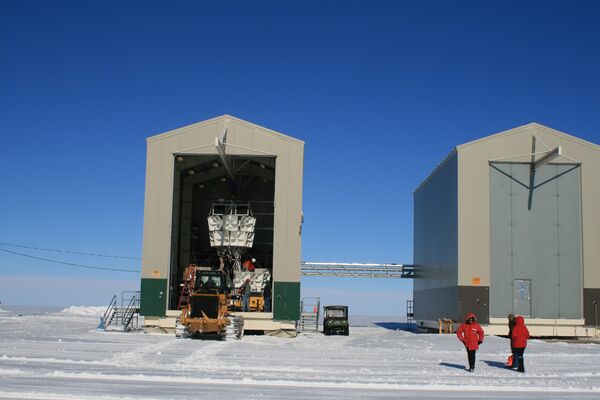 un bloc des antennes de haute précision ANITA dans un hangar. - Sputnik Afrique