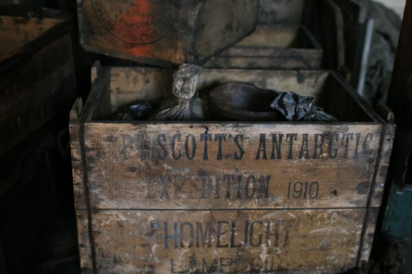 une boîte d’huile pour lampe dans la cabane de Robert Scott - Sputnik Afrique