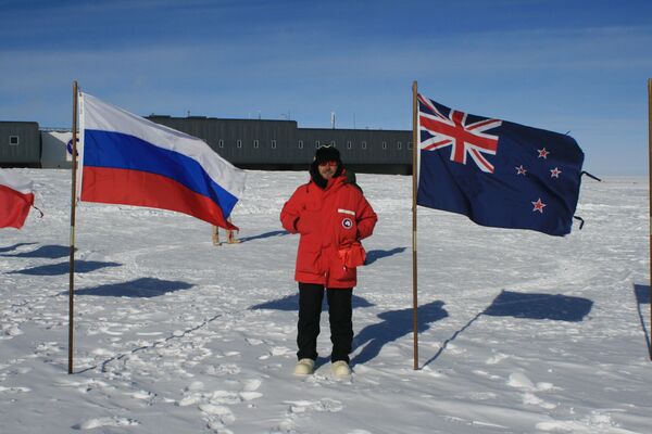 Alexandre Novikov, chercheur du MIFI, près des drapeaux de la Russie et de l’Australie, pays participant aux recherches sur l’Antarctique. - Sputnik Afrique