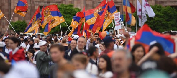 des dizaines de milliers d'Arméniens manifestent des dizaines de milliers d'Arméniens manifestent - Sputnik Afrique