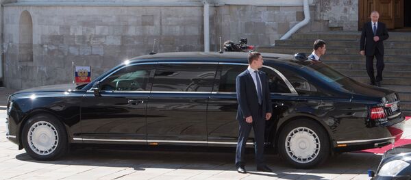 Vladimir Poutine se dirige vers sa nouvelle Limousine du projet Cortège, le 7 mai 2018 - Sputnik Afrique