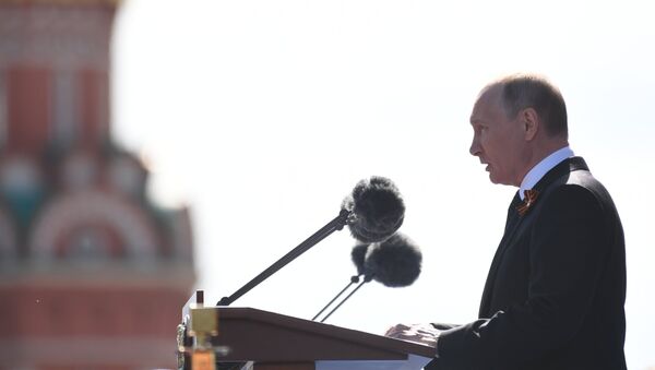 Vladimir Poutine lors du défilé militaire - Sputnik Afrique