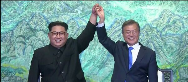 Rencontre entre le dirigeant nord-coréen Kim Jong-un et le Président sud-coréen Moon Jae-in - Sputnik Afrique