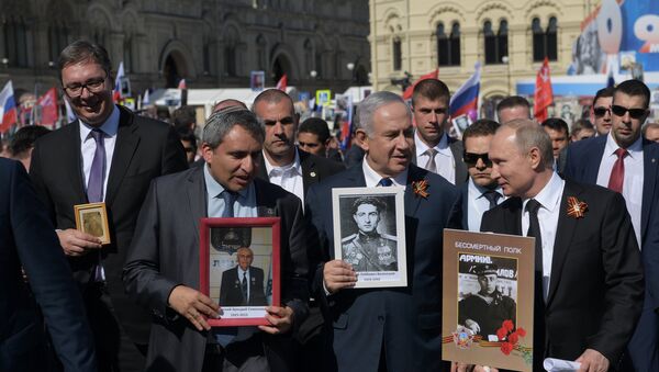 Alexander Vucic, Benjamin Netanyahu et Vladimir Poutine lors de la marche du Régiment immortel - Sputnik Afrique