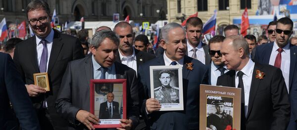 Alexander Vucic, Benjamin Netanyahu et Vladimir Poutine lors de la marche du Régiment immortel Alexander Vucic, Benjamin Netanyahu et Vladimir Poutine lors de la marche du Régiment immortel - Sputnik Afrique