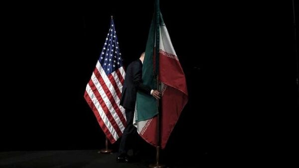 Les drapeaux américain et iranien - Sputnik Afrique