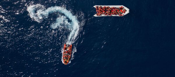 Беженцы и мигранты, спасенные испанской неправительственной организацией ProActiva Open Arms в водах недалеко от севера Ливии - Sputnik Afrique