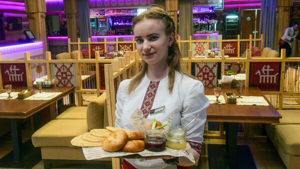 Serveuse du restaurant Mordovskoïe podvorie à Saransk - Sputnik Afrique