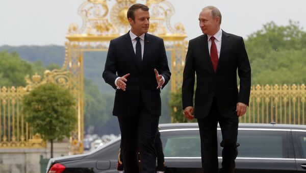 Emmanuel Macron et Vladímir Poutine - Sputnik Afrique