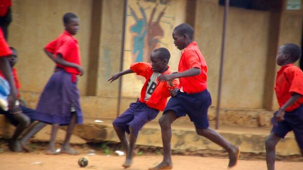 Jeunes africains qui jouent au foot. - Sputnik Afrique