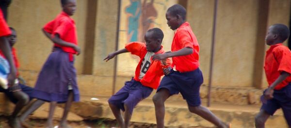 Jeunes africains qui jouent au foot. - Sputnik Afrique