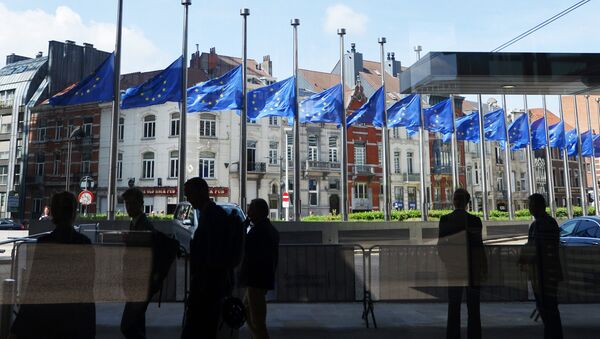 Приспущенные флаги возле входа в здание Еврокомиссии после теракта в Англии. - Sputnik Afrique