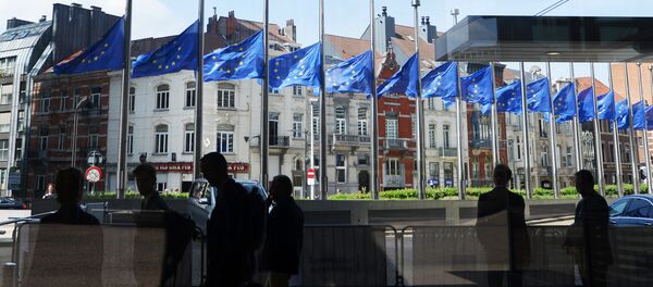 Приспущенные флаги возле входа в здание Еврокомиссии после теракта в Англии. - Sputnik Afrique