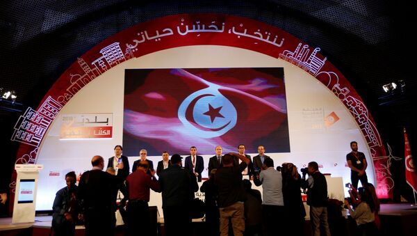 Mohamed Tlili Mansri (C), president of the Independent High Authority for Elections (ISIE), attends a news conference to announce the results of the municipal election in Tunis, Tunisia, May 9, 2018. - Sputnik Afrique